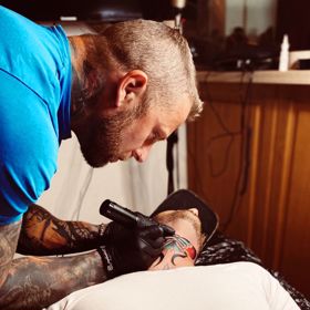 Sámera tetoval tatér Jay.