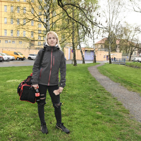 Lucie Navrátilová před ruzyňskou věznicí, do níž měla přikázaný nástup