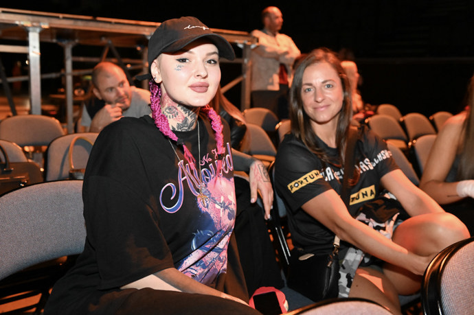 Veřejné vážení před turnajem Clash of the Stars bylo plné potyček a bizarních momentů. 