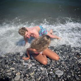 Takhle dovádí ve vlnách.