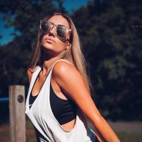 Adéla má božské tělo.