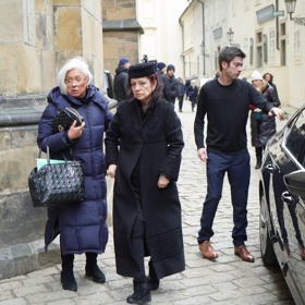 Poslední sbohem přišla dát vdova Deana Jakubisková. 