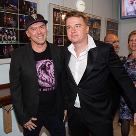 S Denisou Nesvačilovou, se kterou tvoří už oficiální pár, nepózoval, s Láďou Hruškou mu to problém nedělalo. 