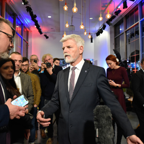 Vítěz prvního kola prezidentských voleb Petr Pavel během povolebních rozhovorů. 