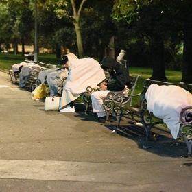 Uprchlíci spali, kde se dalo.