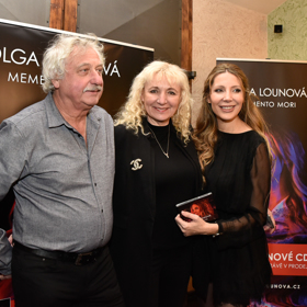 Olga Lounová se svými rodiči a nyní i hrdými prarodiči. 