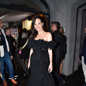 Nádherná Renáta Netušilová v černé róbě.