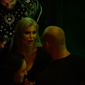 Na baru si povídala s neznámým mužem. 