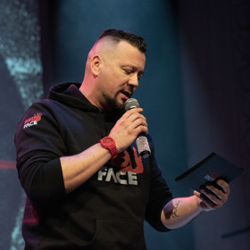 Michal jako moderátor.