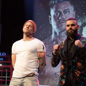 Adam Raiter se ve fackované utká s Jakubem Smrekem alias Freescootem.