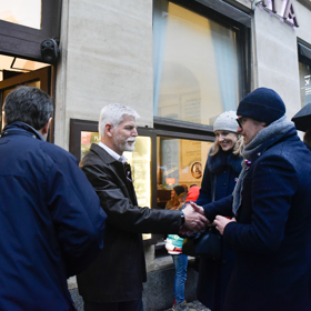 Před symbolickým zapálením svíčky se Petr Pavel s osobnostmi setkal v Národní kavárně.