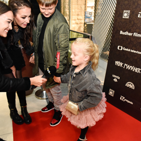 Agáta s dětmi Kryšpínem a Miou na premiéře pohádky Princ Mamánek.