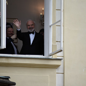 Herec Zdeněk Svěrák mával lidem z okna.