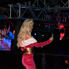 Lela měla jediný cíl. Působit šťastným dojmem. 