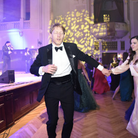 Karel Janeček s Lilií na pódiu.