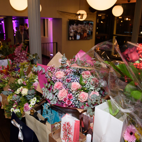 Heidi dostala plno květin.