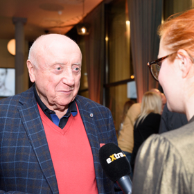 Felix se přišel podívat na její vystoupení. 