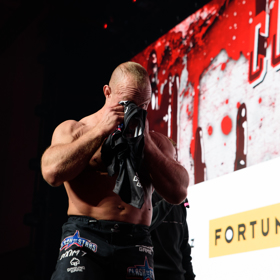 Grznár si krvavý šrám utíral tričkem. 