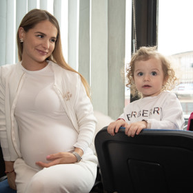 Nicol čeká dvojčátka.