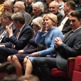 Eva Pavlová se následně převlékla do modrých šatů.