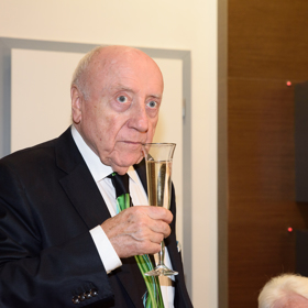 Felix opět vyrazil do společnosti osamocen. 