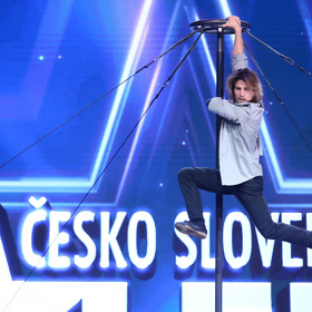 O výhru se utká i akrobat na tyči Remy Martin.