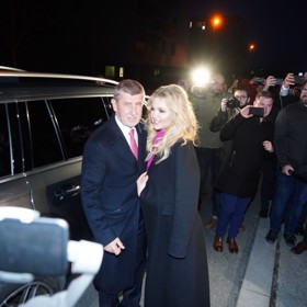 Andrej Babiš přijel se svou ženou Monikou do svého volebního štábu. 