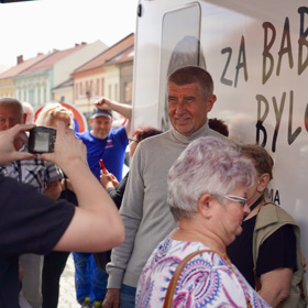 Andrej Babiš byl v civilu, na potenciální voliče to působí lépe.
