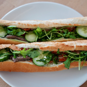 V bagetě je spousta zeleniny a bylinek.