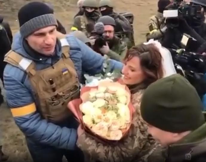 Vitalij Kličko na svatbě během války na Ukrajině.