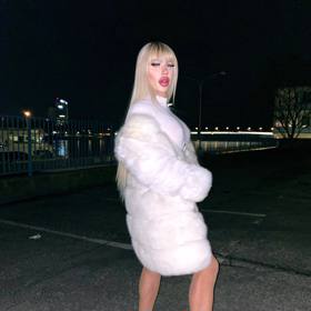 Jan Šimša také podniká.  Vyrábí a prodává kvalitní kožichy nebo řasy.