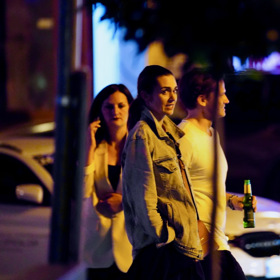 Daniela svému příteli něco neustále vyprávěla.