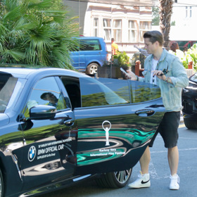 Ostatní hvězdy používají hlavně přistavené limuzíny. Na snímku Ondřej Gregor Brzobohatý.