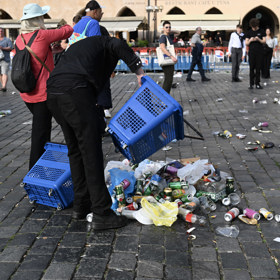 Odpad uklízeli i místní.