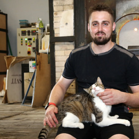 Antonín Čangel touží po ženě, která by mu pomohla s chodem sklárny i hospodářství.