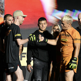 Kluk s kamením má podle kurzu větší šanci na vítězství. 