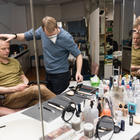 Kryštof Hádek v maskérně.