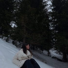 Na jednom snímku sedí ve sněhu.