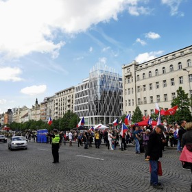Policisté odklánějí dopravu.