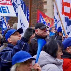 Demonstrace před Úřadem vlády.