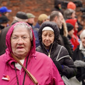 Demonstrací procházeli zmatení američtí turisté.