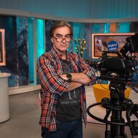 Jan Kolařík jako ostřílený režisér Mirek.