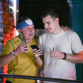 Martin se na party spřátelil s Davidem Gránským. Snad ho neučil, jak má svádět ženy