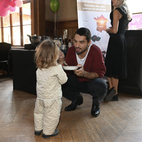 Jordan Haj krmí malou.