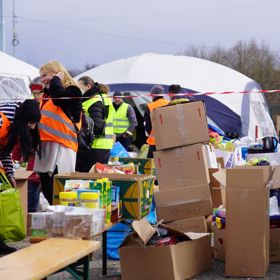 Nepomáhají jen mladí, ale i lidé důchodového věku.
