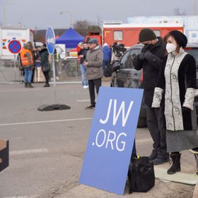 Před hranicí nepochopitelně stojí i Svědkové Jehovovi. Nepomáhají, jen loví zoufalé duše.