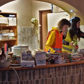 O uprchlíky se 24 hodin denně starají dobrovolníci.