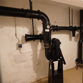 Strojovna vzduchotechniky. Zařízení je původní a plně funkční.