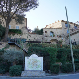 Vstup do staré části města Mougins.