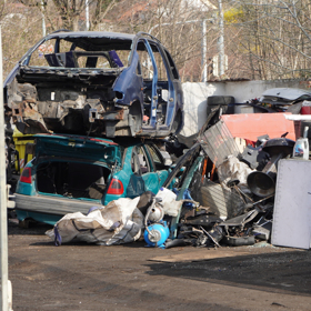 Pražský Bronx: Poblíž Palmovky rozebírají Afričané vraky na ulici
